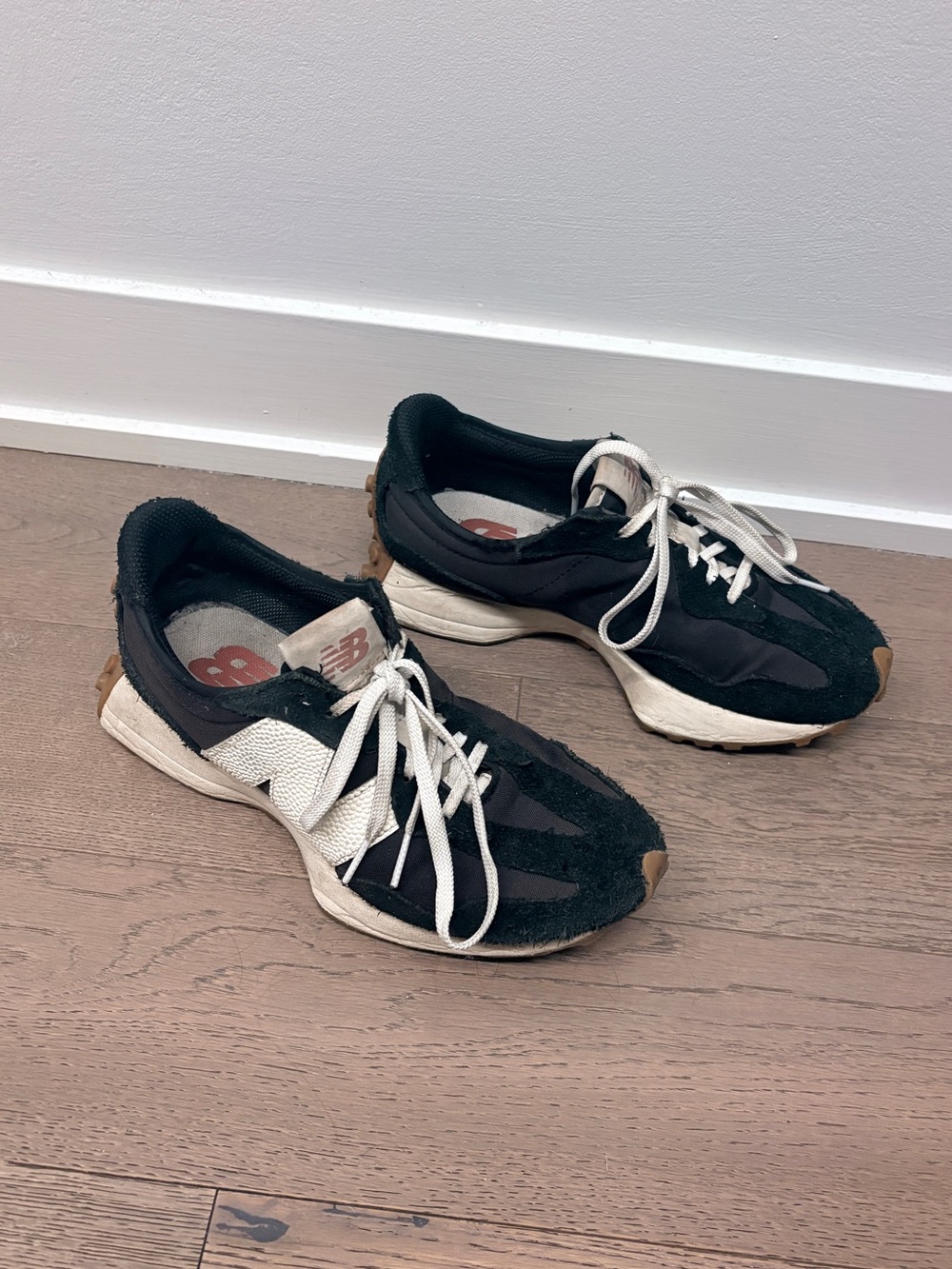 Women’s New Balance 327 Black & White Sneakers US 7